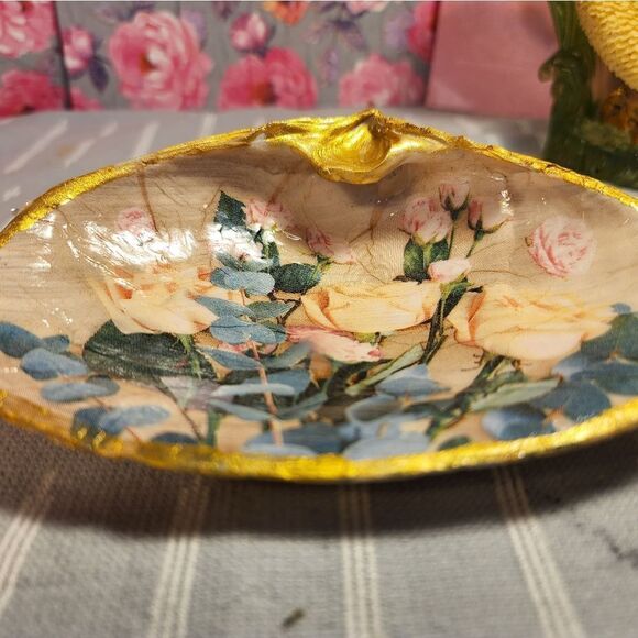 DECOUPAGE CLAM SHELL DECOUPAGE FLOWERS ON A CLAM SHELL TRINKET DISH - Picture 6 of 11